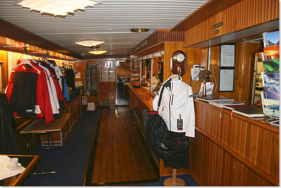 Egal ob Schiffspostkarte, Regenjacke oder frischer Kaffee: der kleine Shop in der Cafeteria erfüllt typische Hurtigruten-Bedürfnisse. 