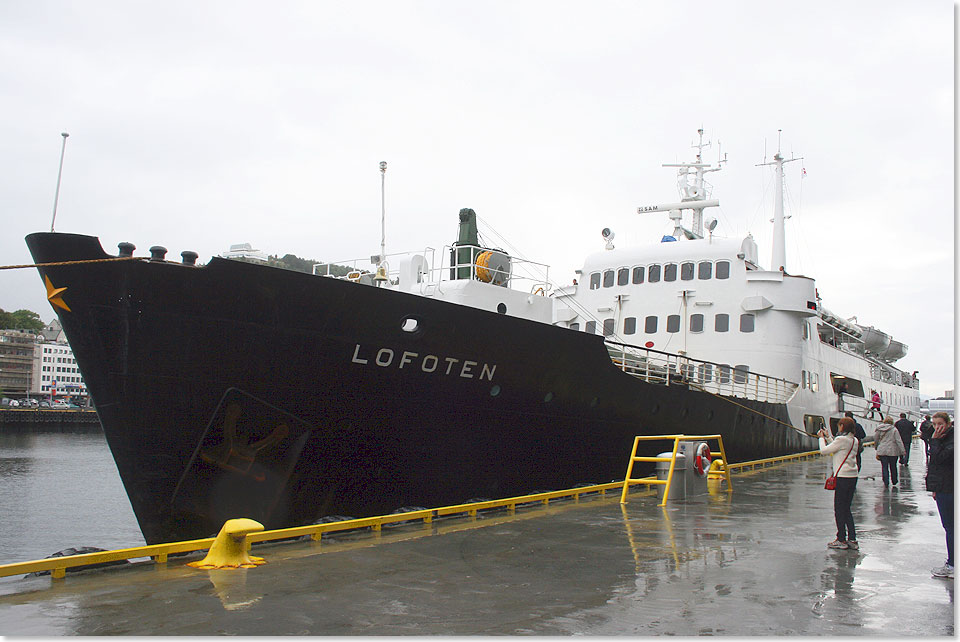 Seit nunmehr 50 Jahren ein gewohnter Anblick in Norwegens Hfen: die LOFOTEN hat am Hurtigruten-Kai festgemacht. 