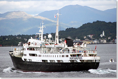 MS LOFOTEN auf See, hier kurz vor der Rckkehr nach lesund von ihrem sommerlichen Tagesausflug nach Geiranger. 