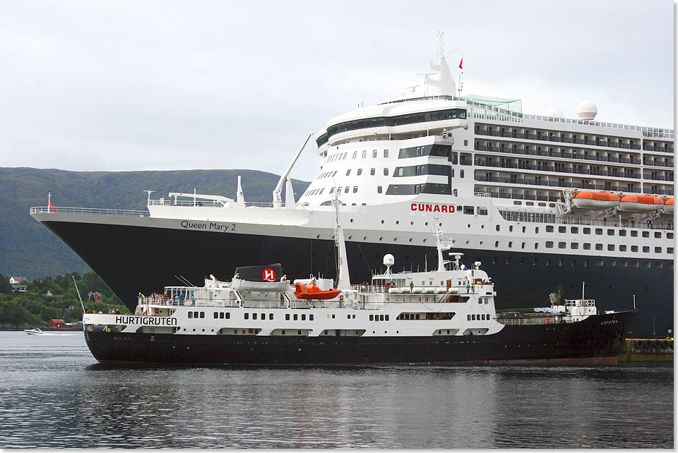 Ein Unterschied wie Tag und Nacht: Die riesige QUEEN MARY 2 neben der LOFOTEN in lesund.