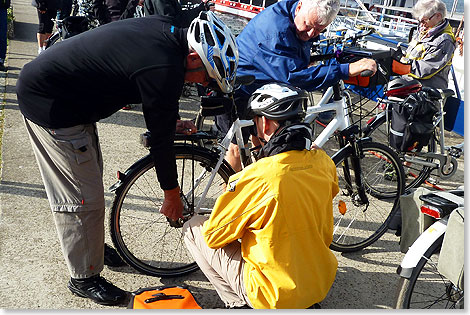 Nicht vorgeschrieben, aber von vielen genutzt: Fahrradhelme. Dieter Pinnow ging auch beim Justieren einer Kette vor dem Start mit gutem Beispiel voran.