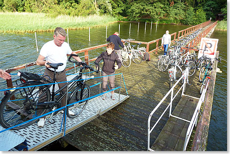 Aus Gsten werden Helfer: Morgens werden die Rder ber die Gangway auf den Steg geschoben.