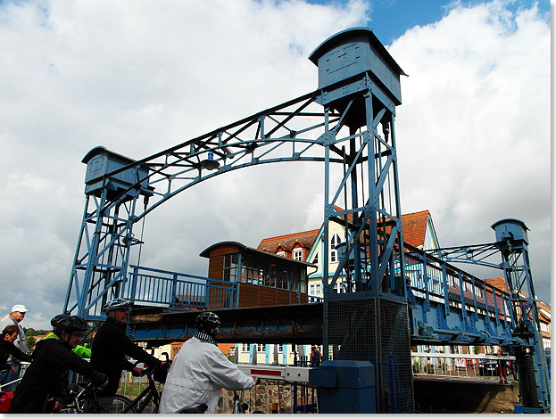 Die Radler stehen und staunen. In Mirow hebt sich die Straenbrcke, damit Sportschiffer passieren knnen.