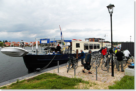 Nach der Tour wieder an Bord: Die MS GRETHA VAN HOLLAND ist vorausgefahren und erwartet ihre Gste.