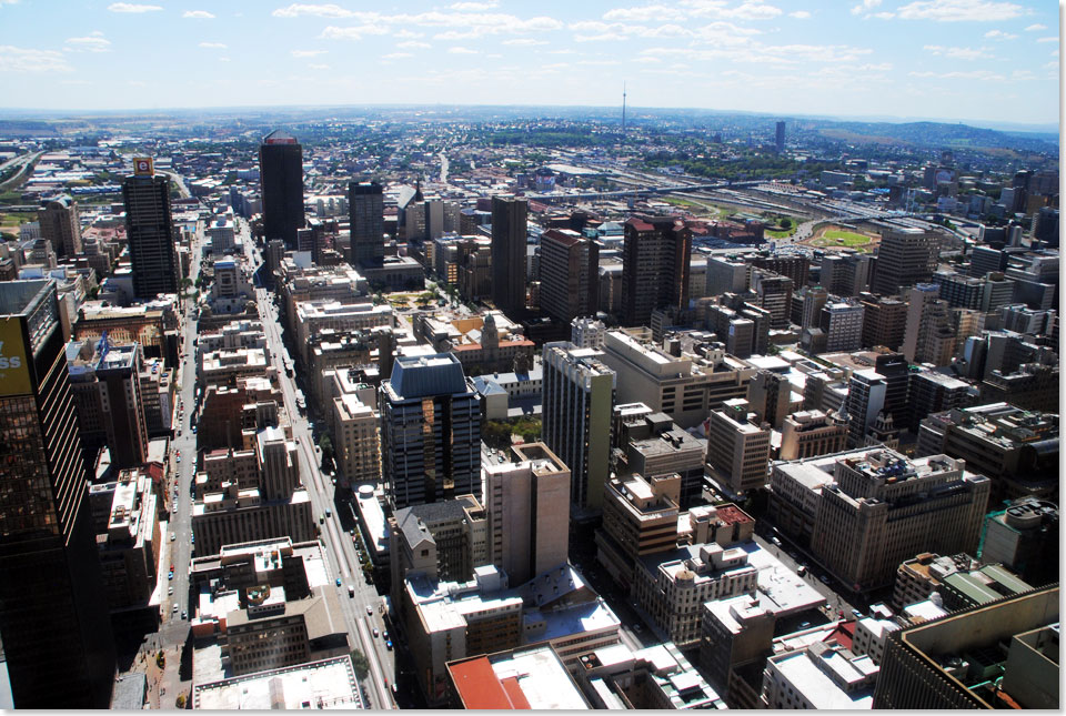 Der Blick von der Aussichtsplattform des Carlton Centre, „The Top of Africa“. Mit 220 Meter ist das 50-stöckige Mehrzweckgebäude in Johannesburg der höchste Wolkenkratzer auf dem afrikanischen Kontinent. 