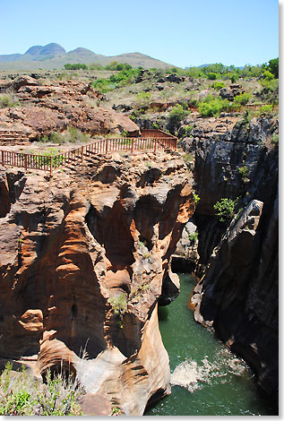 Hinter diesem Felsen brodeln die Naturgewalten von Bourkes Luck Potholes. In Jahrmillionen haben 