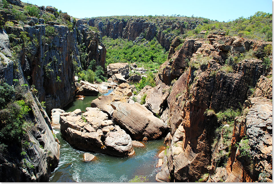 Zu den faszinierendsten Landschaften Afrikas zählt der Blyde River Canyon in den südafrikanischen Drakensbergen. In Jahrmillionen hat das strömende Wasser die Schlucht in das vielfarbige Dolomitgestein gewaschen. 