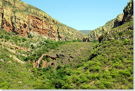 Immer wieder neue Perspektiven eröffnen sich bei einer Wanderung durch die Drakensberge. Überhänge und Höhlen bieten Kletterern Gelegenheit zu Abenteuern und spektakulären Entdeckungen wie etwa prähistorische Felszeichnungen. 