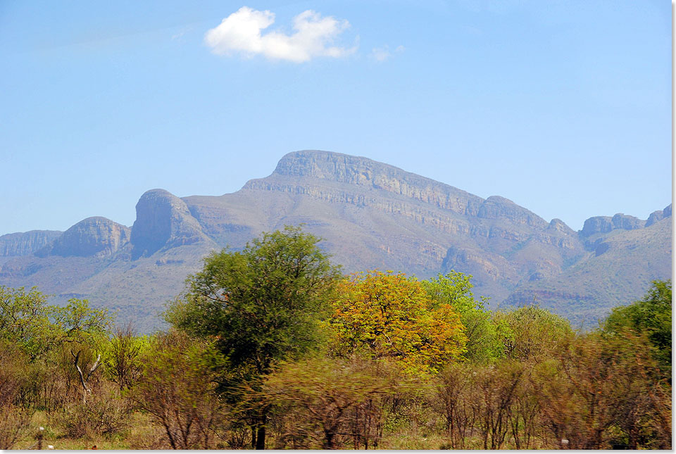 Die Fahrt auf der Panorama Route geht weiter. Doch die Silhouetten der majestätischen Drakensberge werden uns noch lange begleiten. Bis zum Krüger-Nationalpark ist es nun nicht mehr weit. 