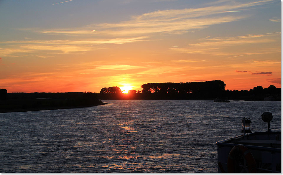 Die Sonne versinkt voraus im Rhein. ber Nacht gluckert der Niederrhein einschlfernd an der Bordwand und bringt die BELLRIVA-Gste im Schlaf ihrem ersten Ziel nher: Amsterdam.