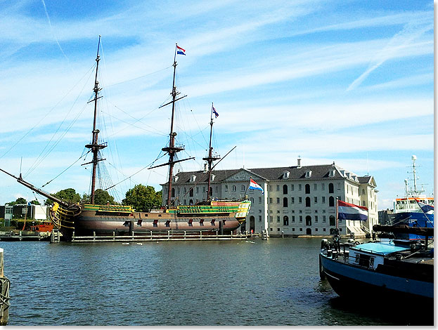 Der historische Dreimaster AMSTERDAM am Schifffahrtsmuseum, wo Museumsschiffe am Steg dümpeln.