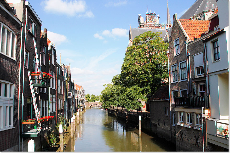 Von dieser Gracht aus sieht man die Grote Kerk, den spätgotischen Dom und herausragendes Baudenkmal der mittelalterlichen Stadt Dordrecht.