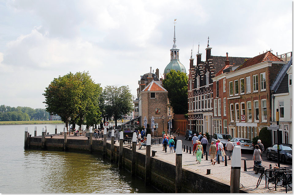 Uferpromenade am Rand der Altstadt von Dordrecht. 
