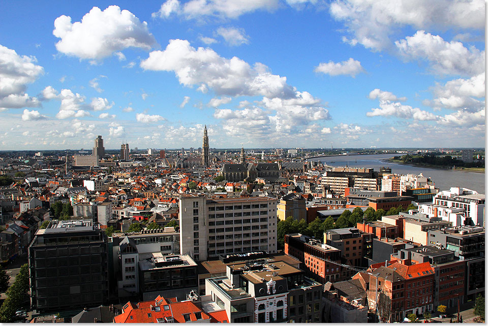 Blick vom Dach des Stadtmuseums auf Antwerpen.