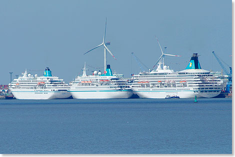 Drei Schönheiten vor dem Columbus Cruise Center: Das Treffen der drei Phoenix-Schiffe im letzten Jahr. Wer die drei Schiffe im nächsten Jahr in Bremerhaven sehen will, sollte den 15. September 2015 vormerken.