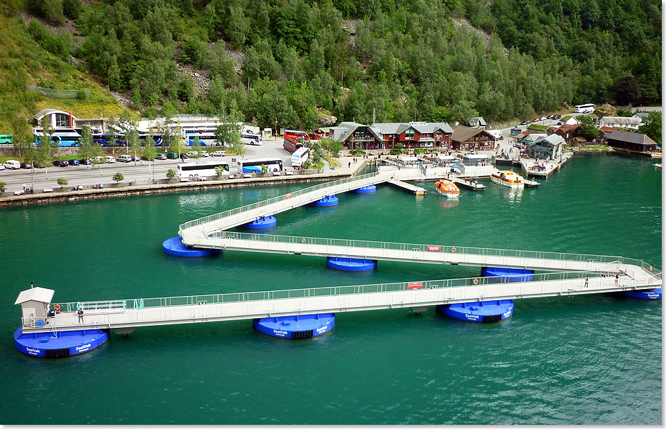 Hat ein Kreuzfahrtschiff mittels Anker und Bojen im Geirangerfjord festgemacht, wird der SeaWalk ausgefahren, um am Schiffsrumpf anzudocken.