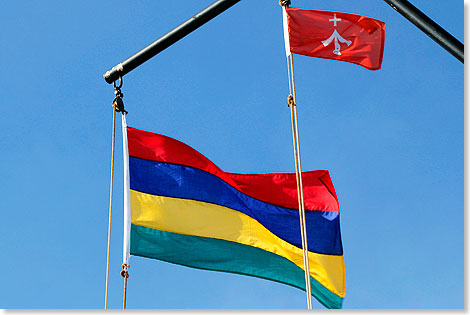Port Louis auf Mauritius. Die Mauritius-Flagge weht neben der von Stralsund im Morgenwind.