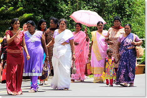 Bunte Saris beherrschen das feiertägliche Straßenbild.