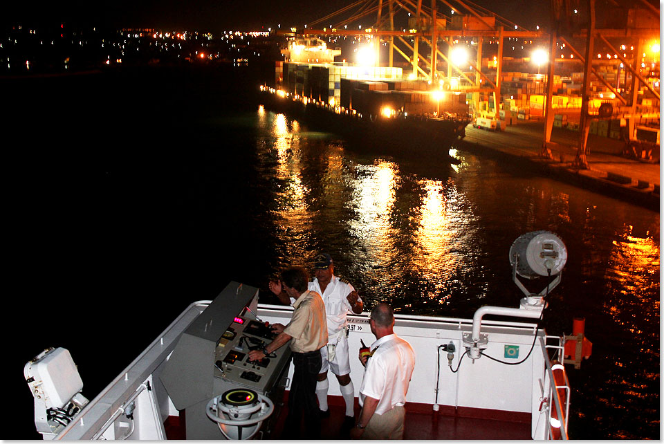 Spannendes Auslaufmanver am Abend aus dem Hafen von Port Louis auf Mauritius.