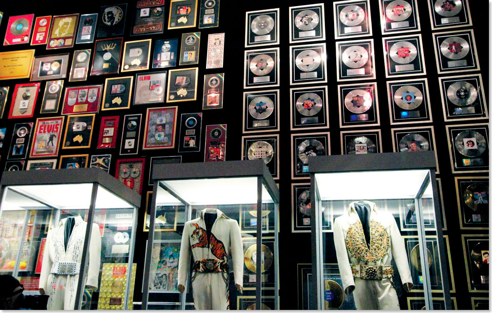 ... und das war der Anfang seiner Karriere ‒ finden Sie in dem Museum Ausstellungsstücke, die die Stationen von Elvis Presley zeigen ‒ hier aus seiner Zeit in Las Vegas. 