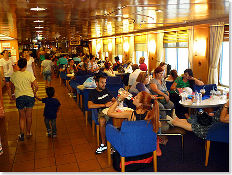 Die B-Class Lounge der BLUE STAR NAXOS ist an der quirligen Arkade des Schiffes gelegen.