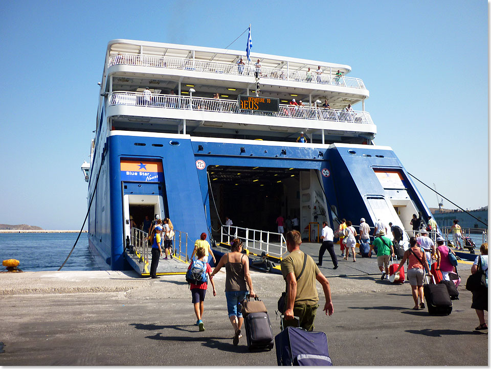 Eingnge zu beiden Seiten der Heckrampe und Rolltreppen zu den ffentlichen Rumen sorgen bei der BLUE STAR NAXOS fr einen schnellen Einstieg der Fupassagiere.