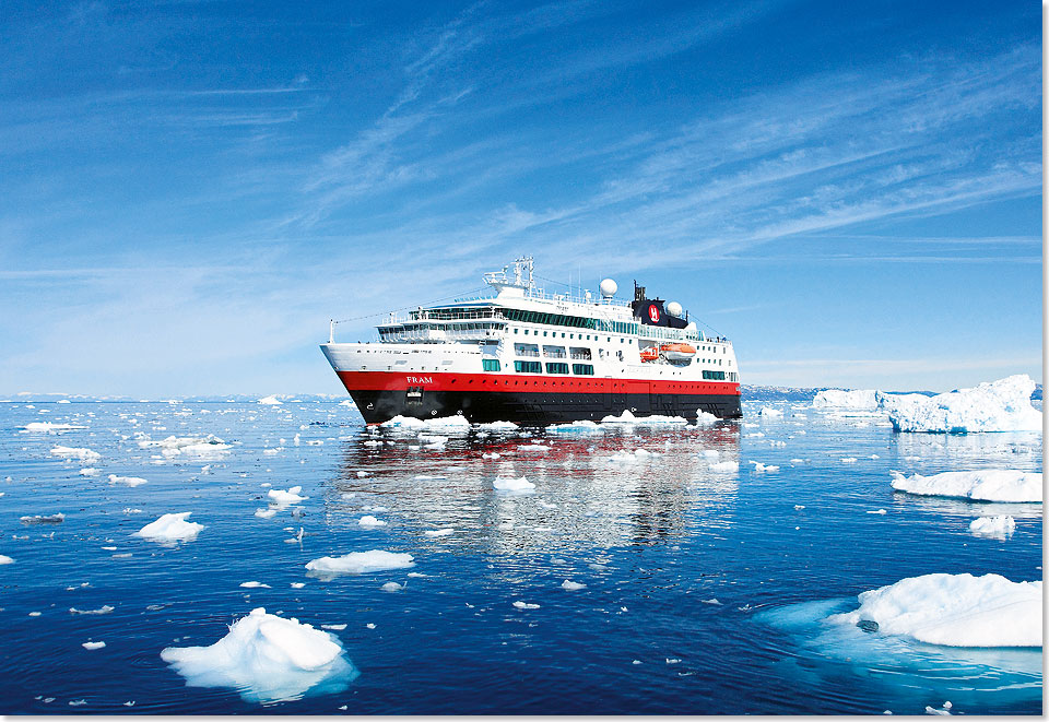 Die MS FRAM von Hurtigruten ist Ihr Zuhause auf diesen Expeditionen in der Arktis – hier ist sie in der Diskobucht in Westgrönland.
