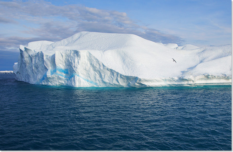 Eisformationen, die durch das Kalben des Jakobshavn-Gletschers entstehen, eines der produktivsten Gletscher der nördlichen Hemisphäre.