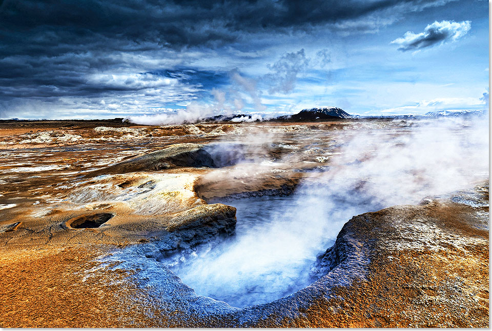 Am Pass Námaskarð in Island gibt es eine Vielzahl unterschiedlicher Thermalquellen, kochender Schlammtümpel und Schlammtöpfe, sowie Fumarolen und Solfataren.