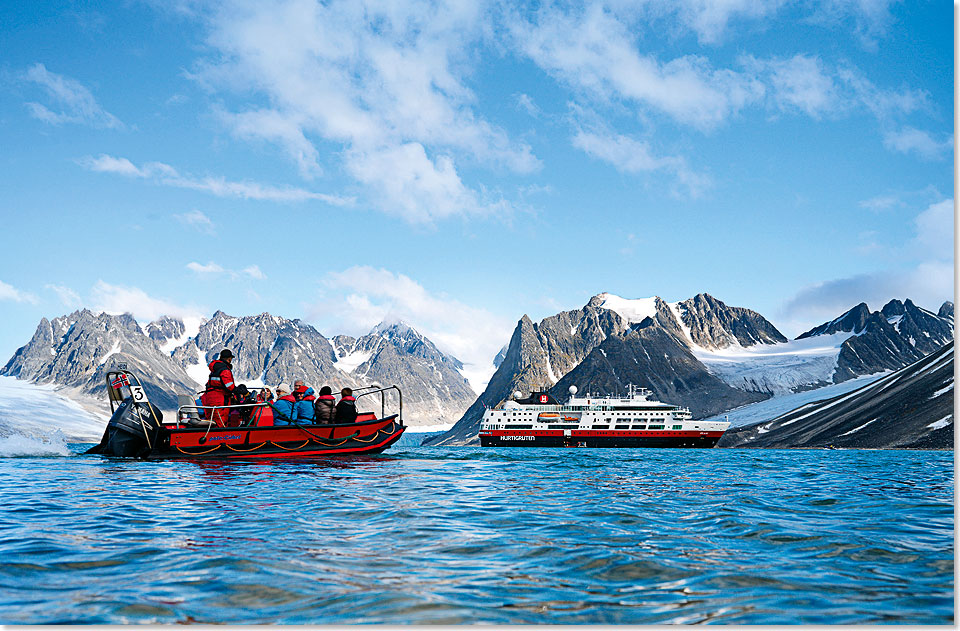 MS FRAM auf Spitzbergen. Im Vordergrund eines der Polarcirkel-Boote der FRAM.