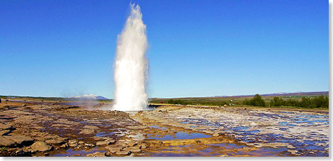 Bis zu 35 Meter schießt die heiße Wassersäule des Strokkur auf Island in die Höhe.