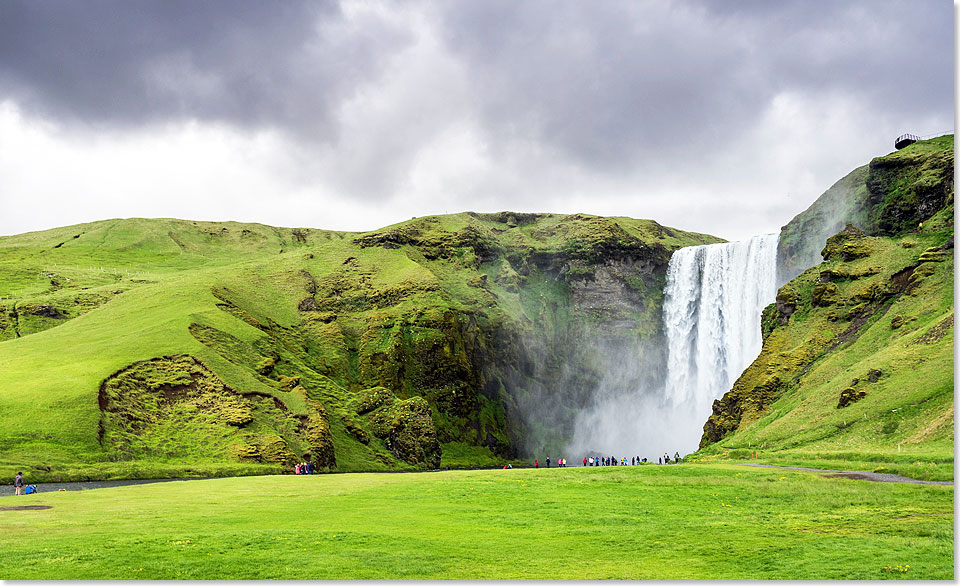 Frühling in Island am tosenden Wasserfall.