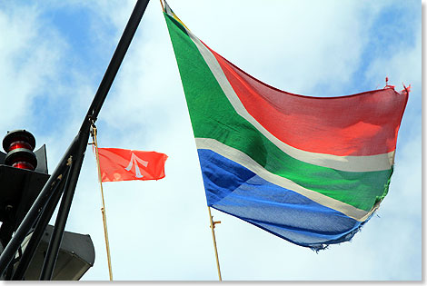Stralsunder Heimatstadt-Flagge des Kapitns neben der sdafrikanischen Gastlandflagge.