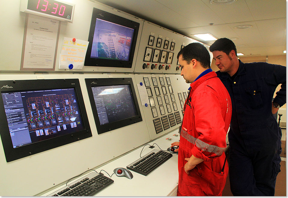 Im Maschinenkontrollraum mit Chief (links) und 2. Ingeneur.