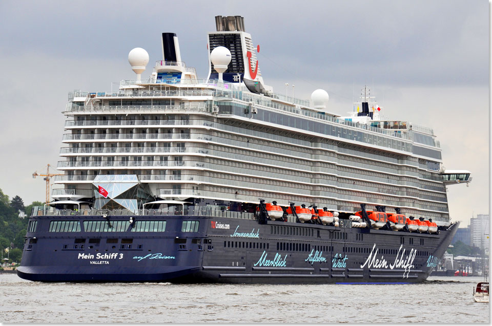 Erwartet von einigen hunderten Schaulustigen, legte der erste Neubau von TUI Cruises um die Mittagszeit am 1. Juni in Hamburg an. 