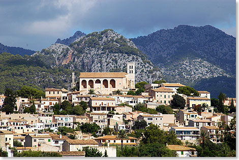 Selva liegt auf einen sonnigen Hgel vor der Kulisse der Tramuntana-Auslufer.