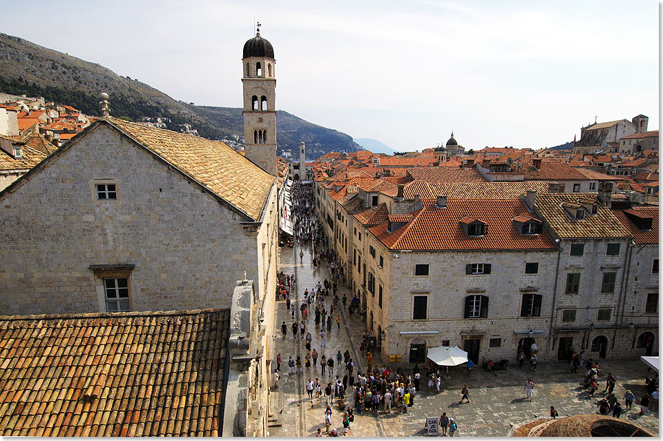 Stradun, die Einkaufsstrasse von Dubrovnik von Nordwesten gesehen mit Onofrio-Brunnen
