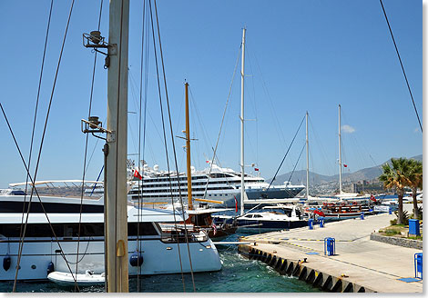 Die LE SOLEAL von Ponant Kreuzfahrten hinter diversen Yachten am Anleger in Bodrum im Sdwesten der Trkei.