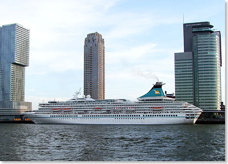 MS ARTANIA steuerte den Liegeplatz in Rotterdam unterhalb der Erasmusbrcke an.