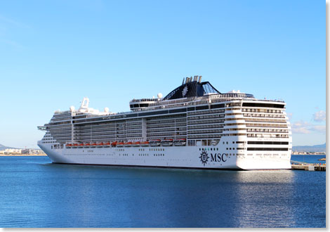 MSC SPLENDIDA im Hafen von Palma de Mallorca.