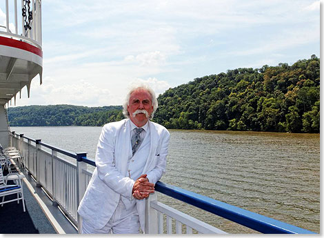 Foto: Franz Neumeier, cruisetricks.de Der Schnauzbart ist unverkennbar: „Mark Twain” fährt persönlich mit und unterhält die Passagiere mit seinen markigen und bissigen Sprüchen und Anekdoten.