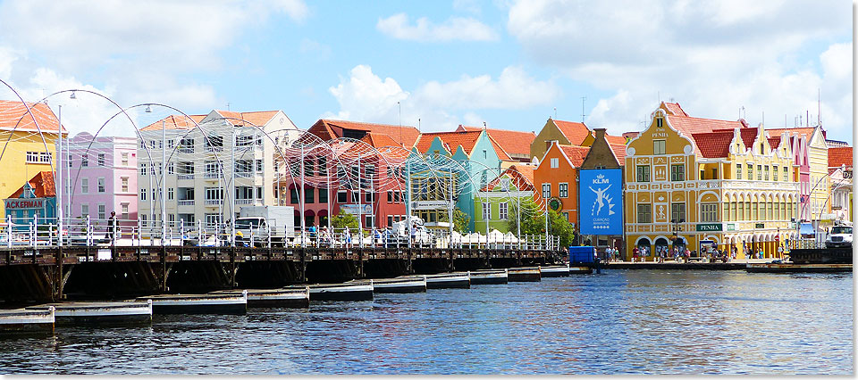 Die berhmte Queen Emma Bridge in Willemstad auf Curaao, eine Swing-Ponton-Konstruktion von 1888. Will ein Schiff in den Hafen, fhrt die ganze Brcke 