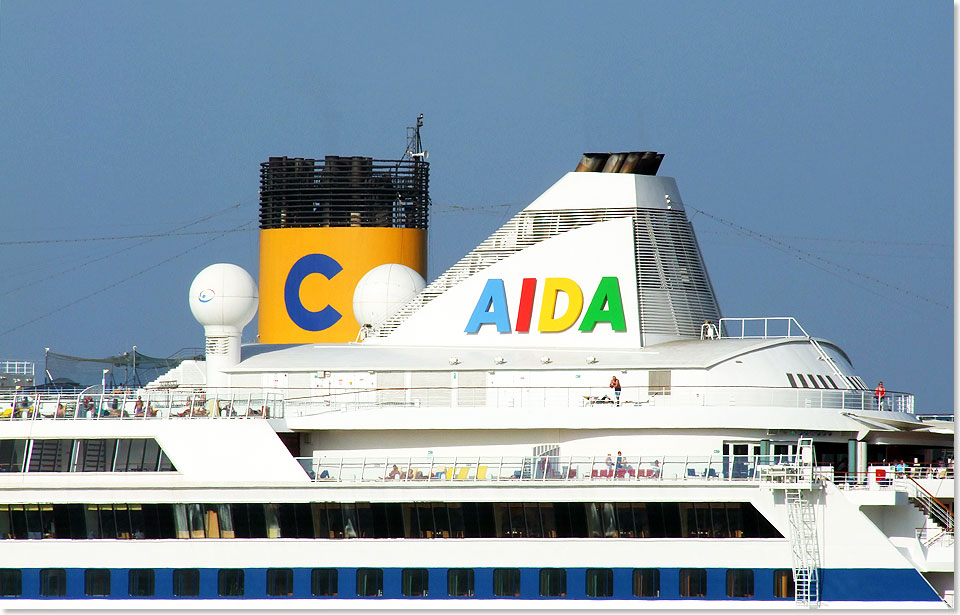 Die Schornsteine von zwei Kreuzfahrtschiffen von Costa und AIDA, beides Tchter des amerikanischen Kreuzfahrtkonzerns Carnival Corporation. 