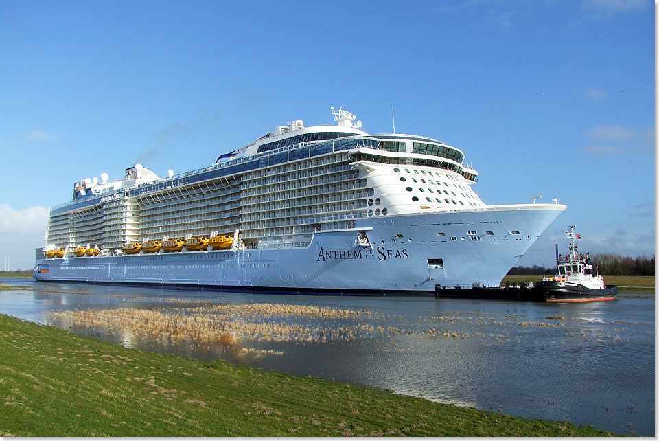 Die ANTHEM OF THE SEAS wurde mit Untersttzung des Bugsier-Schleppers BUGSIER 6 bei strahlendem Sonnenschein auf der Ems in Richtung Nordsee berfhrt. 