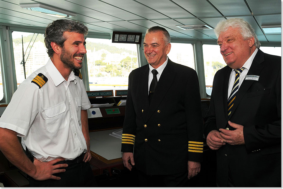 Im Team herzlich aufgenommen: Hans Meiser wird am ersten Arbeitstag im Hafen von Palma de Mallorca von Kapitn Vladimir Vorobyov und Offizier Tiago Carrelo auf der Brcke begrt.