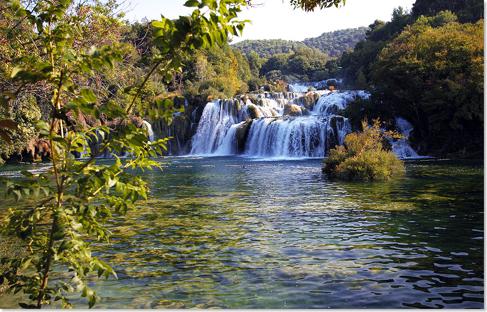 Zwischen Zadar und ibenik: Der Fluss Krka in Kroatien hat neben vielen kleinen, acht groe Wasserflle, sieben davon innerhalb des Nationalparks Krka.