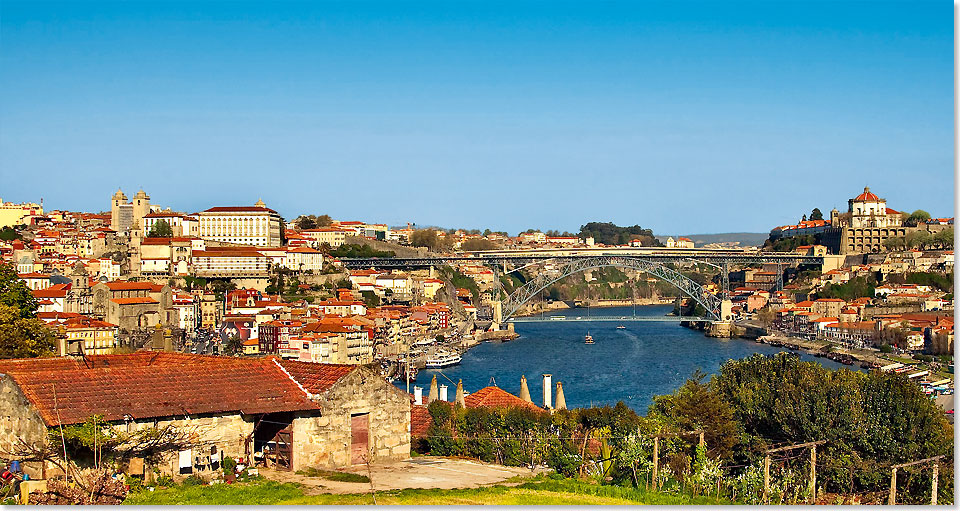 Blick auf Porto, die Stadt des Portweins, mit der berhmten Brcke von Alexandre Gustave Eiffel, die Ponte Maria Pia, die sich ber den Douro spannt. 