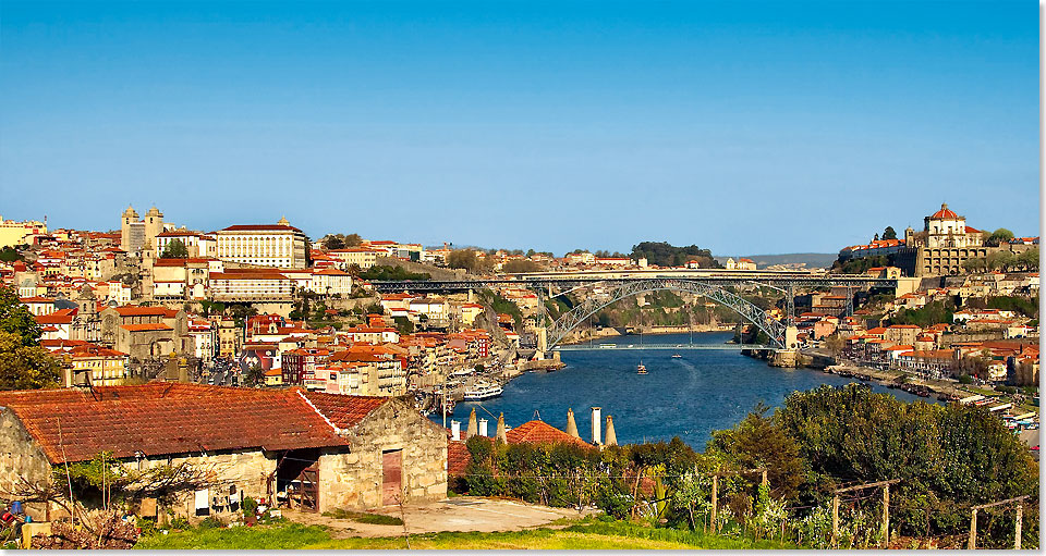 Blick auf Porto, die Stadt des Portweins, mit der berühmten Brücke von Alexandre Gustave Eiffel, die Ponte Maria Pia, die sich über den Douro spannt.