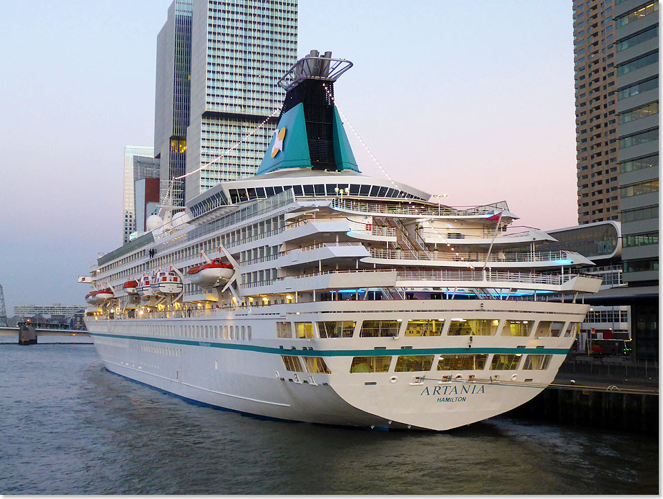 Die ARTANIA am Kreuzfahrtterminal von Rotterdam.