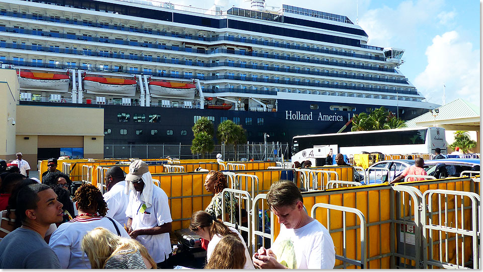 ZUIDERDAM am Kai von Fort Lauderdale. Per Shuttlebus kommen die Gste.